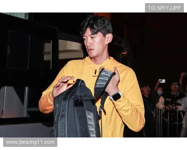 颜骏凌：为了避免舆论纷争我将武磊拉开并尊重对手不踩队徽
